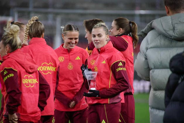 Kaiserslautern, Deutschland 27. November 2025: UEFA Nations League Women - Abschlusstraining - 2025 - Deutschland vs. Spanien Im Bild: v.li. die Dritte Laura Freigang (Deutschland) hält die Trophäe von Klara Bühl Bühl (Deutschland) zur Spielerin des Spiels beim Abschlusstraining in Kaiserslautern in den Händen Fritzwalter Stadion Rheinland Pfalz Copyright: xFotostandx xFantinix