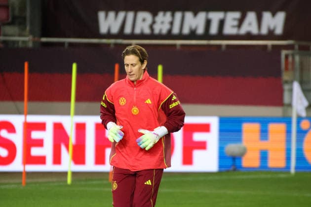 Kaiserslautern, Deutschland 27. November 2025: UEFA Nations League Women - Abschlusstraining - 2025 - Deutschland vs. Spanien Im Bild: Torhüterin Ann-Katrin Berger (Deutschland) beim Abschlusstraining in Kaiserslautern Fritzwalter Stadion Rheinland Pfalz Copyright: xFotostandx xFantinix