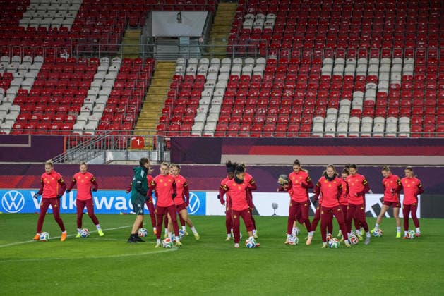 Kaiserslautern, Deutschland 27. November 2025: UEFA Nations League Women - Abschlusstraining - 2025 - Deutschland vs. Spanien Im Bild: Die Spielerinnen der deutschen Fußballnationalmannschaft der Frauen beim Abschlusstraining in Kaiserslautern Fritzwalter Stadion Rheinland Pfalz Copyright: xFotostandx xFantinix