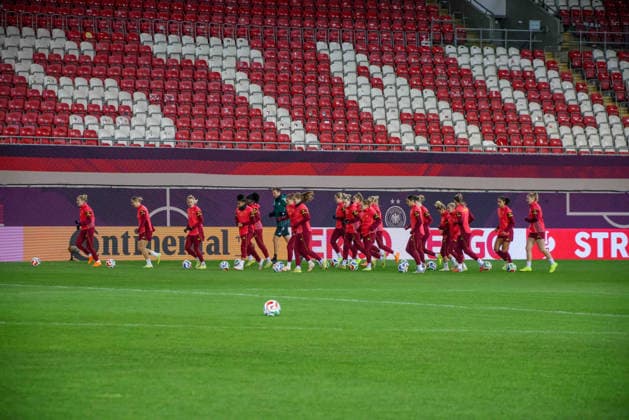 Kaiserslautern, Deutschland 27. November 2025: UEFA Nations League Women - Abschlusstraining - 2025 - Deutschland vs. Spanien Im Bild: Die Spielerinnen der deutschen Fußballnationalmannschaft der Frauen beim Abschlusstraining in Kaiserslautern Fritzwalter Stadion Rheinland Pfalz Copyright: xFotostandx xFantinix