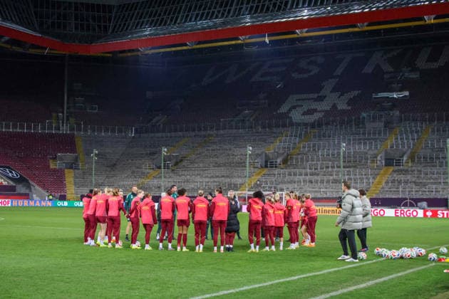 Kaiserslautern, Deutschland 27. November 2025: UEFA Nations League Women - Abschlusstraining - 2025 - Deutschland vs. Spanien Im Bild: Die Spielerinnen der deutschen Fußballnationalmannschaft der Frauen im Mannschaftskreis beim Abschlusstraining in Kaiserslautern Fritzwalter Stadion Rheinland Pfalz Copyright: xFotostandx xFantinix