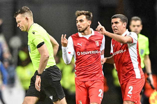 Rangers v S.C. Braga UEFA Europa League Ricardo Horta and Victor Gomez argue the referee™s call to send Rodrigo Zalazar of S.C. Braga a red card during the UEFA Europa League match at Ibrox Stadium, Glasgow UK Newspapers OUT Copyright: xJamiexJohnstonx FIL-22559-0185