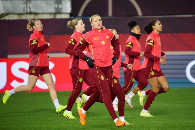 Kaiserslautern, Deutschland 27. November 2025: UEFA Nations League Women - Abschlusstraining - 2025 - Deutschland vs. Spanien Im Bild: Laura Freigang (Deutschland) beim Abschlusstraining in Kaiserslautern Fritzwalter Stadion Rheinland Pfalz Copyright: xFotostandx xFantinix