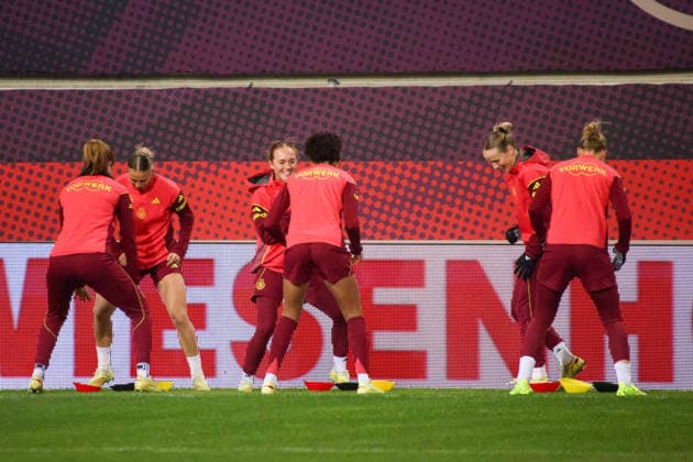 Kaiserslautern, Deutschland 27. November 2025: UEFA Nations League Women - Abschlusstraining - 2025 - Deutschland vs. Spanien Im Bild: v.li. Sjoeke Nüsken Nuesken (Deutschland), Klara Bühl Buehl (Deutschland), Lisanne Gräwe Graewe (Deutschland), Cora Zicai (Deutschland), Franziska Kett (Deutschland) beim Abschlusstraining in Kaiserslautern Fritzwalter Stadion Rheinland Pfalz Copyright: xFotostandx xFantinix