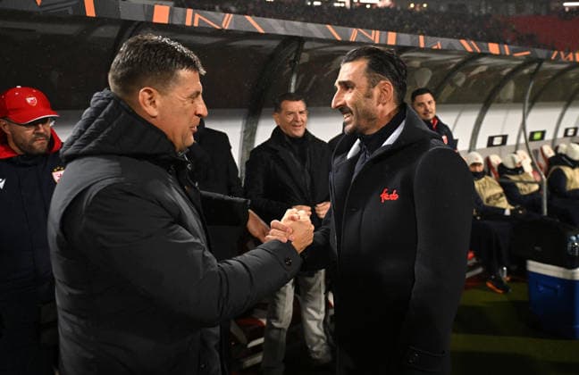 CRVENA ZVEZDA vs FCSB VLADAN MILOJEVIC, football coach of Crvena Zvezda during the Europa League match against FCSB, and ELIAS CHARALAMBOUS coach, at Rajko Mitic stadium. Belgrade, 27.11.2025 photo: MN Press photo FOOTBALL, EUROPA LEAGUE, UEFA, CRVENA ZVEZDA, FCSB Belgrade Stadion Rajko Mitic Serbia Copyright: xMarkoxMetlasx xMNxPressx