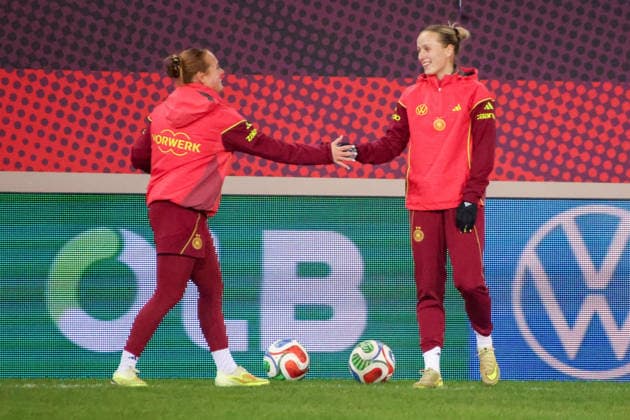 Kaiserslautern, Deutschland 27. November 2025: UEFA Nations League Women - Abschlusstraining - 2025 - Deutschland vs. Spanien Im Bild: v.li. Lisanne Gräwe Graewe (Deutschland) und Franziska Kett (Deutschland) klatschen sich beim Abschlusstraining in Kaiserslautern ab Fritzwalter Stadion Rheinland Pfalz Copyright: xFotostandx xFantinix