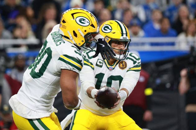 Green Bay Packers vs Detroit Lions DETROIT,MICHIGAN-NOVEMBER 27: Green Bay Packers quarterback Jordan Love 10 hands-off the ball to running back Chris Brooks 30 during the first half of an NFL, American Football Herren, USA football game between the Green Bay Packers and the Detroit Lions in Detroit, Michigan USA, on Thursday, November 27, 2025 Detroit Michigan United States  Copyright: xJorgexLemusx originalFilename:lemus-greenbay251127_npNSR.jpg