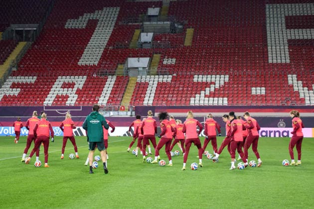 Kaiserslautern, Deutschland 27. November 2025: UEFA Nations League Women - Abschlusstraining - 2025 - Deutschland vs. Spanien Im Bild: Die Spielerinnen der deutschen Fußballnationalmannschaft der Frauen beim Abschlusstraining in Kaiserslautern Fritzwalter Stadion Rheinland Pfalz Copyright: xFotostandx xFantinix