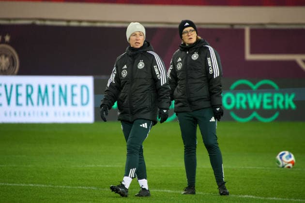 Kaiserslautern, Deutschland 27. November 2025: UEFA Nations League Women - Abschlusstraining - 2025 - Deutschland vs. Spanien Im Bild: v.li. Co-Trainerin Maren Meinert (Deutschland) und Co-Trainerin Saskia Bartusiak (Deutschland) beim Abschlusstraining in Kaiserslautern Fritzwalter Stadion Rheinland Pfalz Copyright: xFotostandx xFantinix
