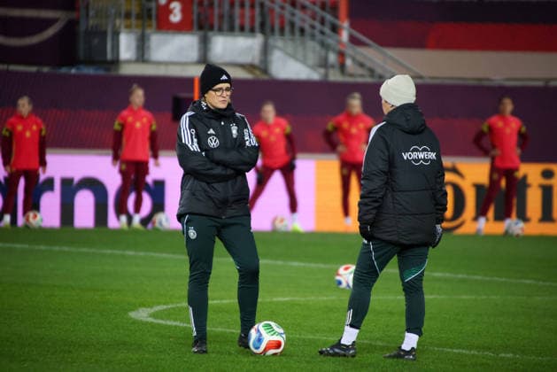 Kaiserslautern, Deutschland 27. November 2025: UEFA Nations League Women - Abschlusstraining - 2025 - Deutschland vs. Spanien Im Bild: v.li. Co-Trainerin Saskia Bartusiak (Deutschland) und Co-Trainerin Maren Meinert (Deutschland) beim Abschlusstraining in Kaiserslautern Fritzwalter Stadion Rheinland Pfalz Copyright: xFotostandx xFantinix