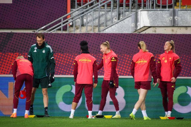 Kaiserslautern, Deutschland 27. November 2025: UEFA Nations League Women - Abschlusstraining - 2025 - Deutschland vs. Spanien Im Bild: v.li. der Zweite Fitnesstrainer Julius Balsmeier (Deutschland), Shekiera Martinez (Deutschland), Janina Minge (Deutschland), Sarai Linder (Deutschland) und Giulia Gwinn (Deutschland) beim Abschlusstraining in Kaiserslautern Fritzwalter Stadion Rheinland Pfalz Copyright: xFotostandx xFantinix