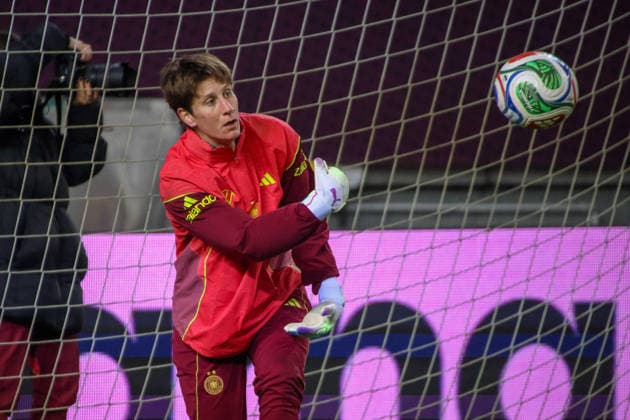Kaiserslautern, Deutschland 27. November 2025: UEFA Nations League Women - Abschlusstraining - 2025 - Deutschland vs. Spanien Im Bild: Torhüterin Ann-Katrin Berger (Deutschland) beim Abschlusstraining in Kaiserslautern Fritzwalter Stadion Rheinland Pfalz Copyright: xFotostandx xFantinix