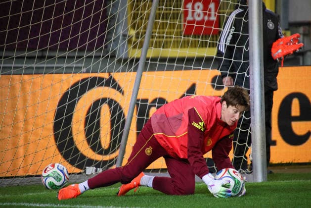 Kaiserslautern, Deutschland 27. November 2025: UEFA Nations League Women - Abschlusstraining - 2025 - Deutschland vs. Spanien Im Bild: Torhüterin Ann-Katrin Berger (Deutschland) beim Abschlusstraining in Kaiserslautern Fritzwalter Stadion Rheinland Pfalz Copyright: xFotostandx xFantinix