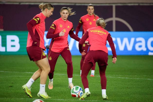 Kaiserslautern, Deutschland 27. November 2025: UEFA Nations League Women - Abschlusstraining - 2025 - Deutschland vs. Spanien Im Bild: v.li. Klara Bühl Buehl (Deutschland) und Jule Brand (Deutschland) beim Abschlusstraining in Kaiserslautern Fritzwalter Stadion Rheinland Pfalz Copyright: xFotostandx xFantinix