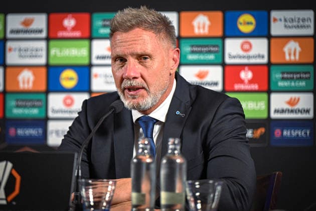 Belgien, Fußball, UEFA Europa League, 5. Spieltag, 2025 2026, KRC Genk vs FC Basel 1893, 27.11.2025, Cegeka Arena, Genk, Belgien, Thorsten Fink (Cheftrainer, KRC Genk) bei der Pressekonferenz nach Spielende Copyright: xMarkusxVerwimpx