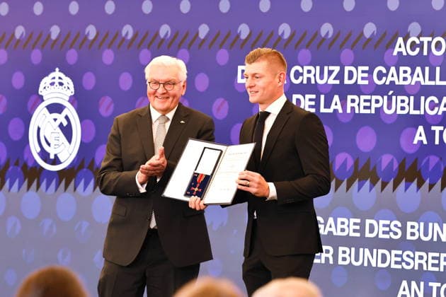 (L-R) Frank-Walter Steinmeier (GER), Toni Kroos (Real), NOVEMBER 27, 2025 - Football Soccer : Toni Kroos receives the Order of Merit of the Federal Republic of Germany from Frank-Walter Steinmeier at the Estadio Santiago Bernabeu in Madrid, Spain. Noxthirdxpartyxsales  aflo_311748809