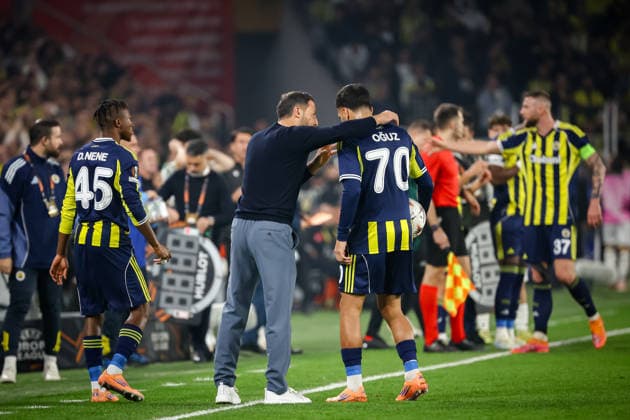 Fenerbahce vs Ferencvaros UEFA Europa League 2025-26 MD5 Domenico Tedesco of Fenerbahce SK gives advice to Oguz Aydin of Fenerbahce SK during the match. Fenerbahce and Ferencvaros faced each other at UEFA Europa League 2025 26 League Phase MD5. The match took place in Chobani Fenerbahce Sukru Saracoglu Stadium on November 27th, 2025. Istanbul Istanbul Turkey Copyright: xBurakxBasturkx