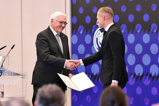 (L-R) Frank-Walter Steinmeier (GER), Toni Kroos (Real), NOVEMBER 27, 2025 - Football Soccer : Toni Kroos receives the Order of Merit of the Federal Republic of Germany from Frank-Walter Steinmeier at the Estadio Santiago Bernabeu in Madrid, Spain. Noxthirdxpartyxsales  aflo_311748804