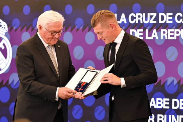 (L-R) Frank-Walter Steinmeier (GER), Toni Kroos (Real), NOVEMBER 27, 2025 - Football Soccer : Toni Kroos receives the Order of Merit of the Federal Republic of Germany from Frank-Walter Steinmeier at the Estadio Santiago Bernabeu in Madrid, Spain. Noxthirdxpartyxsales  aflo_311748806