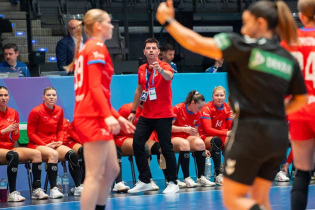 Handball I Frauen I Weltmeisterschaft I Vorrunde I 1. Spieltag I Schweden - Tschechien I 27.11.2025 Tomas Hlavaty (Trainer, Tschechien) Stuttgart Porsche Arena Baden-Württemberg Deutschland Copyright: xLobeca MaxxPetershansx