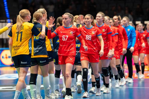 Handball I Frauen I Weltmeisterschaft I Vorrunde I 1. Spieltag I Schweden - Tschechien I 27.11.2025 Vorne Veronika Kafka Mala (67, Tschechien), Klara Kubalkova (88, Tschechien) Stuttgart Porsche Arena Baden-Württemberg Deutschland Copyright: xLobeca MaxxPetershansx