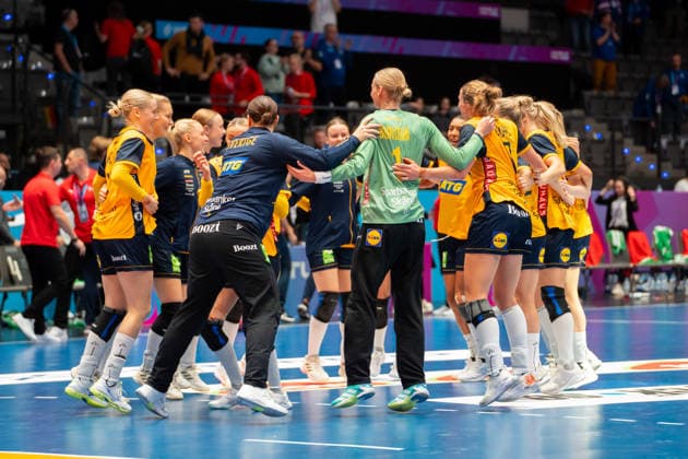 Handball I Frauen I Weltmeisterschaft I Vorrunde I 1. Spieltag I Schweden - Tschechien I 27.11.2025 Schweden jubelt über den Sieg Stuttgart Porsche Arena Baden-Württemberg Deutschland Copyright: xLobeca MaxxPetershansx