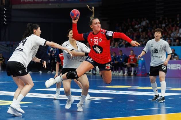 Thale Rushfeldt Deila (Norwegen) im Zweikampf mit Ji In Jung (Suedkorea), Yeongyeong Lee (Suedkorea) und Hyewon Lee (Suedkorea), Norwegen vs Suedkorea, Handball, IHF Handball Weltmeisterschaft der Frauen, 1. Spieltag, 27.11.2025 Norwegen vs Suedkorea, Handball, IHF Handball Weltmeisterschaft der Frauen, 1. Spieltag, 27.11.2025 Copyright: xEibner-Pressefoto AlexanderxNeisx EP_ANS