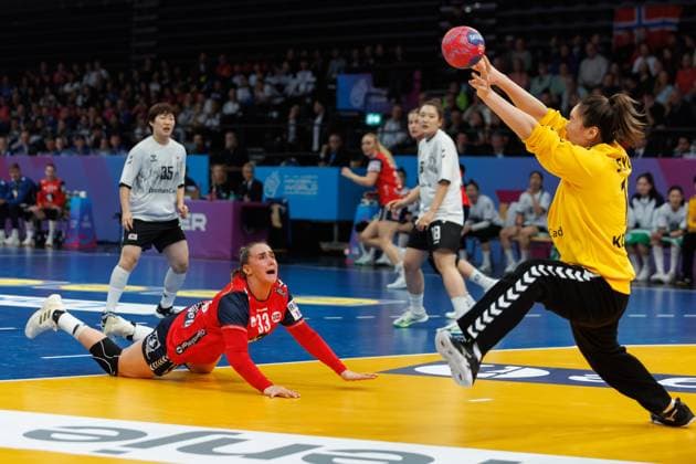 Thale Rushfeldt Deila (Norwegen) scheitert an Saeyoung Park (Suedkorea), Norwegen vs Suedkorea, Handball, IHF Handball Weltmeisterschaft der Frauen, 1. Spieltag, 27.11.2025 Norwegen vs Suedkorea, Handball, IHF Handball Weltmeisterschaft der Frauen, 1. Spieltag, 27.11.2025 Copyright: xEibner-Pressefoto AlexanderxNeisx EP_ANS