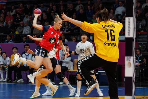 Veronica Egebakken Kristiansen (Norwegen) gegen Saeyoung Park (Suedkorea), Norwegen vs Suedkorea, Handball, IHF Handball Weltmeisterschaft der Frauen, 1. Spieltag, 27.11.2025 Norwegen vs Suedkorea, Handball, IHF Handball Weltmeisterschaft der Frauen, 1. Spieltag, 27.11.2025 Copyright: xEibner-Pressefoto AlexanderxNeisx EP_ANS