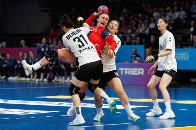 Thale Rushfeldt Deila (Norwegen) im Zweikampf mit Boeun Gim (Suedkorea) und Hyewon Lee (Suedkorea), Norwegen vs Suedkorea, Handball, IHF Handball Weltmeisterschaft der Frauen, 1. Spieltag, 27.11.2025 Norwegen vs Suedkorea, Handball, IHF Handball Weltmeisterschaft der Frauen, 1. Spieltag, 27.11.2025 Copyright: xEibner-Pressefoto AlexanderxNeisx EP_ANS