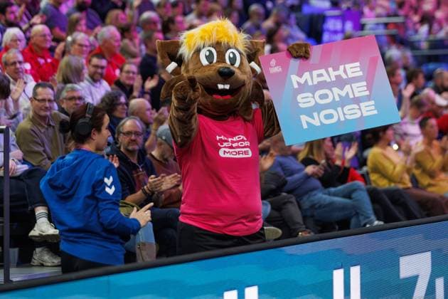 Maskottchen Hanni das Hoernchen animiert die Zuschauer, Norwegen vs Suedkorea, Handball, IHF Handball Weltmeisterschaft der Frauen, 1. Spieltag, 27.11.2025 Norwegen vs Suedkorea, Handball, IHF Handball Weltmeisterschaft der Frauen, 1. Spieltag, 27.11.2025 Copyright: xEibner-Pressefoto AlexanderxNeisx EP_ANS