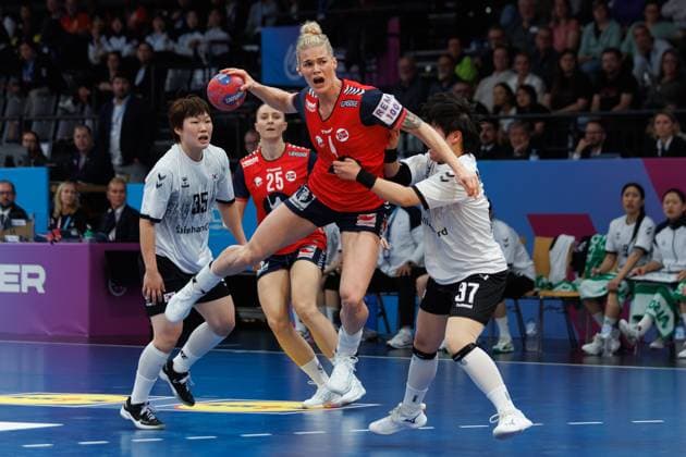 Veronica Egebakken Kristiansen (Norwegen) im Zweikampf mit Hyewon Lee (Suedkorea) und Minseo Kim (Suedkorea), Norwegen vs Suedkorea, Handball, IHF Handball Weltmeisterschaft der Frauen, 1. Spieltag, 27.11.2025 Norwegen vs Suedkorea, Handball, IHF Handball Weltmeisterschaft der Frauen, 1. Spieltag, 27.11.2025 Copyright: xEibner-Pressefoto AlexanderxNeisx EP_ANS
