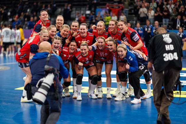 die Norwegerinnen bejubeln den Sieg, Norwegen vs Suedkorea, Handball, IHF Handball Weltmeisterschaft der Frauen, 1. Spieltag, 27.11.2025 Norwegen vs Suedkorea, Handball, IHF Handball Weltmeisterschaft der Frauen, 1. Spieltag, 27.11.2025 Copyright: xEibner-Pressefoto AlexanderxNeisx EP_ANS