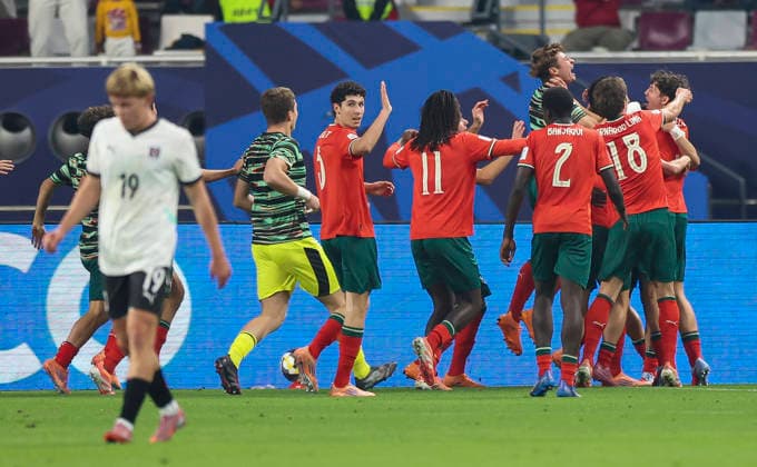 PORTUGAL vs AUSTRIA : FIFA U-17 WORLD CUP QATAR 2025 FINAL Players of Portugal celebrates after scoring a goal during the FIFA U-17 World Cup Qatar 2025 final match between Portugal and Austria at Khalifa International Stadium in Doha, Qatar, on November 27, 2025. DOHA Qatar Copyright: xNOUSHADxTHEKKAYILx