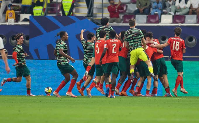 PORTUGAL vs AUSTRIA : FIFA U-17 WORLD CUP QATAR 2025 FINAL Players of Portugal celebrates after scoring a goal during the FIFA U-17 World Cup Qatar 2025 final match between Portugal and Austria at Khalifa International Stadium in Doha, Qatar, on November 27, 2025. DOHA Qatar Copyright: xNOUSHADxTHEKKAYILx
