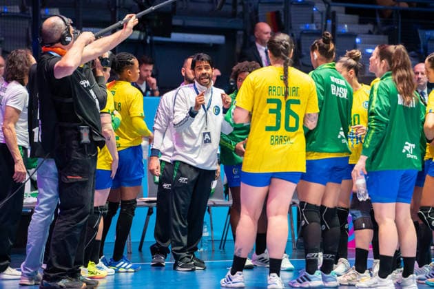 Handball I Frauen I Weltmeisterschaft I Vorrunde I 1. Spieltag I Brasilien - Kuba I 27.11.2025 Cristiano Silva (Trainer, Brasilien) bei einer Auszeit Stuttgart Porsche Arena Baden-Württemberg Deutschland Copyright: xLobeca MaxxPetershansx