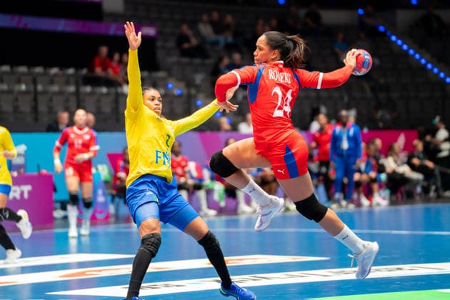 Handball I Frauen I Weltmeisterschaft I Vorrunde I 1. Spieltag I Brasilien - Kuba I 27.11.2025 Schakira Robert Reinoso (24, Kuba), links Bruna de Paula (2, Brasilien) Stuttgart Porsche Arena Baden-Württemberg Deutschland Copyright: xLobeca MaxxPetershansx