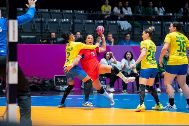 Handball I Frauen I Weltmeisterschaft I Vorrunde I 1. Spieltag I Brasilien - Kuba I 27.11.2025 Lorena Aide Tellez Delgado (18, Kuba) im Wurf verteidigt von Bruna de Paula (2, Brasilien) Stuttgart Porsche Arena Baden-Württemberg Deutschland Copyright: xLobeca MaxxPetershansx