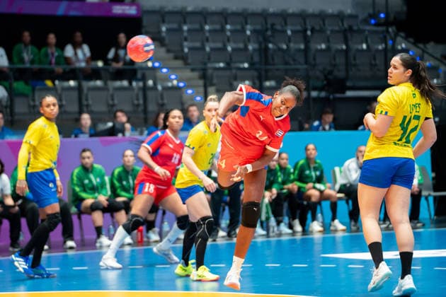 Handball I Frauen I Weltmeisterschaft I Vorrunde I 1. Spieltag I Brasilien - Kuba I 27.11.2025 Jennifer Amanda Toledo Abreu (34, Kuba) im Wurf Stuttgart Porsche Arena Baden-Württemberg Deutschland Copyright: xLobeca MaxxPetershansx