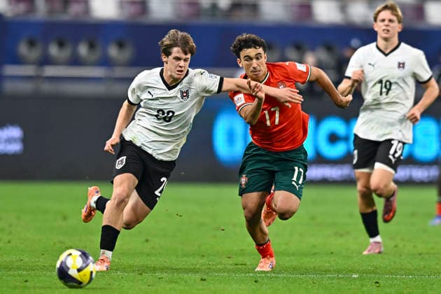 PORTUGAL vs AUSTRIA : FIFA U-17 WORLD CUP QATAR 2025 FINAL Joao Aragao of Portugal and Florian Hofman of Austria in action during the FIFA U-17 World Cup Qatar 2025 final match between Portugal and Austria at Khalifa International Stadium in Doha, Qatar, on November 27, 2025. DOHA Qatar Copyright: xNOUSHADxTHEKKAYILx