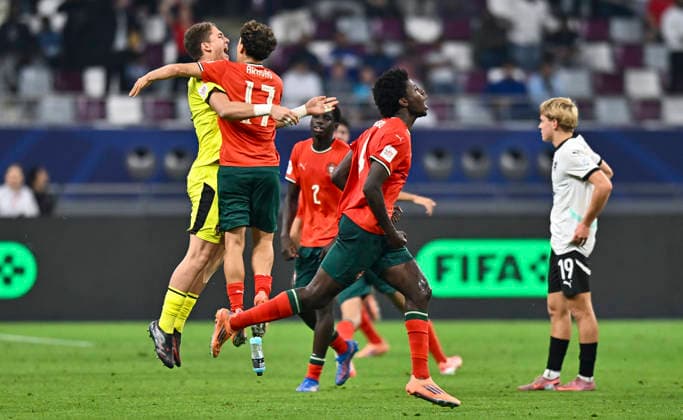 PORTUGAL vs AUSTRIA : FIFA U-17 WORLD CUP QATAR 2025 FINAL Players of Portugal celebrate after winning the FIFA U-17 World Cup Qatar 2025 final match between Portugal and Austria at Khalifa International Stadium in Doha, Qatar, on November 27, 2025. DOHA Qatar Copyright: xNOUSHADxTHEKKAYILx