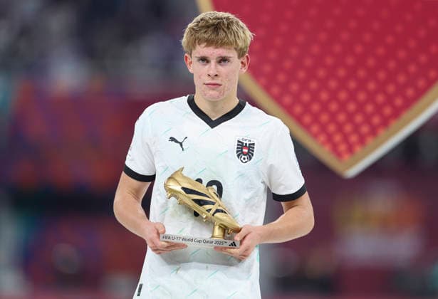 PORTUGAL vs AUSTRIA : FIFA U-17 WORLD CUP QATAR 2025 FINAL Johannes Mathias Moser of Austria poses with the The Golden Boot award after the FIFA U-17 World Cup Qatar 2025 final match between Portugal and Austria at Khalifa International Stadium in Doha, Qatar, on November 27, 2025. DOHA Qatar Copyright: xNOUSHADxTHEKKAYILx