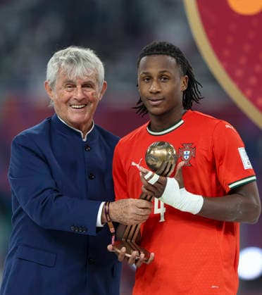 PORTUGAL vs AUSTRIA : FIFA U-17 WORLD CUP QATAR 2025 FINAL Mauro Furtado (R) of Portugal poses for a photo with Bora Milutinovic, Serbian former footballer after being presented with the Bronze Ball award after the FIFA U-17 World Cup Qatar 2025 final match between Portugal and Austria at Khalifa International Stadium in Doha, Qatar, on November 27, 2025. DOHA Qatar Copyright: xNOUSHADxTHEKKAYILx