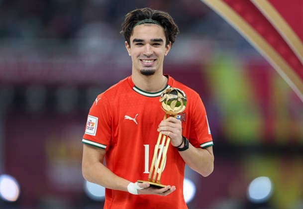 PORTUGAL vs AUSTRIA : FIFA U-17 WORLD CUP QATAR 2025 FINAL Mateus Mide (R) of Portugal pose for a photo with the Golden Ball award after the FIFA U-17 World Cup Qatar 2025 final match between Portugal and Austria at Khalifa International Stadium in Doha, Qatar, on November 27, 2025. DOHA Qatar Copyright: xNOUSHADxTHEKKAYILx