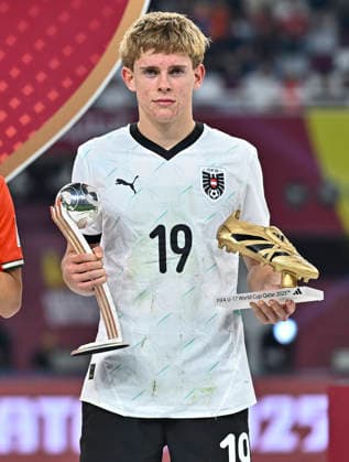 PORTUGAL vs AUSTRIA : FIFA U-17 WORLD CUP QATAR 2025 FINAL Johannes Moser of Austria pose for photo with the Silver Ball and Golden Boot awards following the FIFA U-17 World Cup Qatar 2025 final match between Portugal and Austria at Khalifa International Stadium in Doha, Qatar, on November 27, 2025. DOHA Qatar Copyright: xNOUSHADxTHEKKAYILx