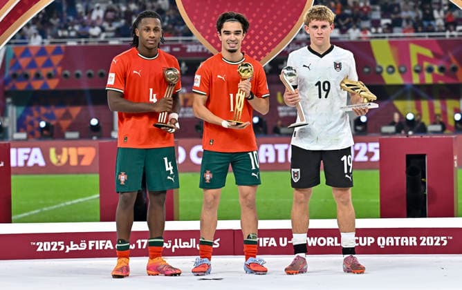 PORTUGAL vs AUSTRIA : FIFA U-17 WORLD CUP QATAR 2025 FINAL Mauro Furtado of Portugal poses for a photo with the Bronze Ball award, Mateus Mide of Portugal poses for a photo with the Golden ball award, and Johannes Moser of Austria poses for a photo with the Silver Ball and Golden Boot awards following the FIFA U-17 World Cup Qatar 2025 final match between Portugal and Austria at Khalifa International Stadium in Doha, Qatar, on November 27, 2025. DOHA Qatar Copyright: xNOUSHADxTHEKKAYILx