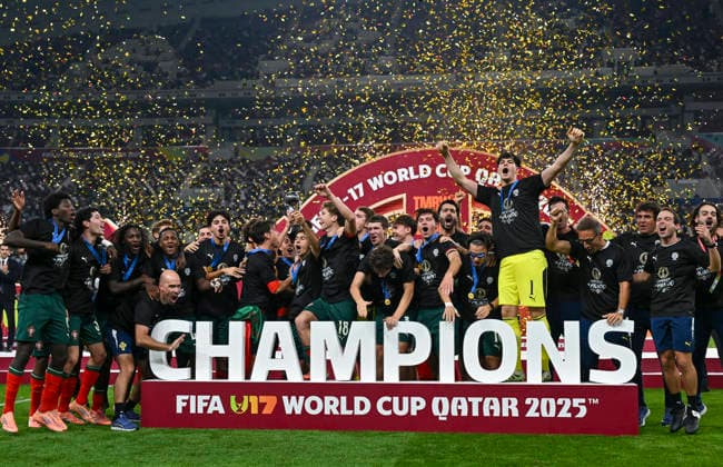 PORTUGAL vs AUSTRIA : FIFA U-17 WORLD CUP QATAR 2025 FINAL Players of Portugal celebrate with the trophy after winning the FIFA U-17 World Cup Qatar 2025 final match between Portugal and Austria at Khalifa International Stadium in Doha, Qatar, on November 27, 2025. DOHA Qatar Copyright: xNOUSHADxTHEKKAYILx