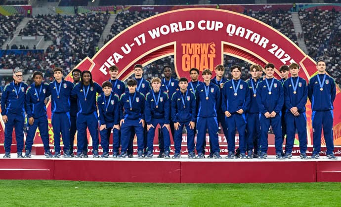 PORTUGAL vs AUSTRIA : FIFA U-17 WORLD CUP QATAR 2025 FINAL Third placed players of Italy pose on the podium after the FIFA U-17 World Cup Qatar 2025 final match between Portugal and Austria at Khalifa International Stadium in Doha, Qatar, on November 27, 2025. DOHA Qatar Copyright: xNOUSHADxTHEKKAYILx