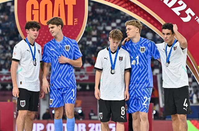 PORTUGAL vs AUSTRIA : FIFA U-17 WORLD CUP QATAR 2025 FINAL Austrian players dejected at podium after loss the FIFA U-17 World Cup Qatar 2025 final match between Portugal and Austria at Khalifa International Stadium in Doha, Qatar, on November 27, 2025. DOHA Qatar Copyright: xNOUSHADxTHEKKAYILx