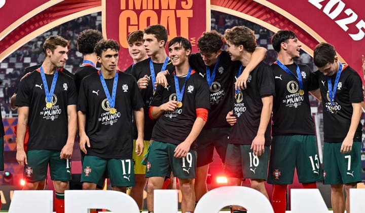 PORTUGAL vs AUSTRIA : FIFA U-17 WORLD CUP QATAR 2025 FINAL Players of Portugal celebrate with the trophy after winning the FIFA U-17 World Cup Qatar 2025 final match between Portugal and Austria at Khalifa International Stadium in Doha, Qatar, on November 27, 2025. DOHA Qatar Copyright: xNOUSHADxTHEKKAYILx
